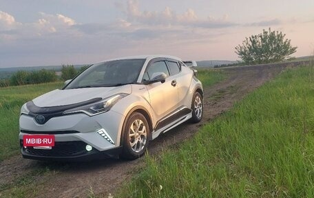 Toyota C-HR I рестайлинг, 2017 год, 2 260 000 рублей, 6 фотография