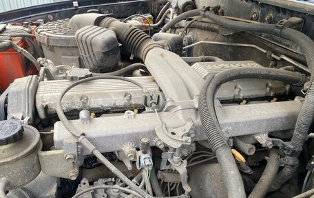 Toyota Land Cruiser 100 рестайлинг 2, 2005 год, 4 500 000 рублей, 23 фотография