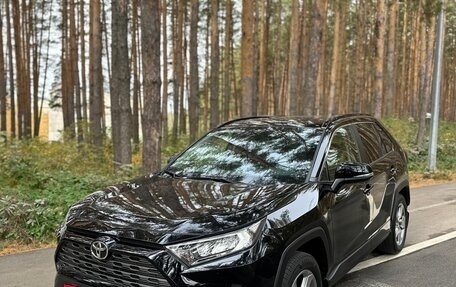 Toyota RAV4, 2021 год, 3 450 000 рублей, 10 фотография