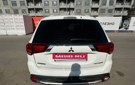 Mitsubishi Outlander III рестайлинг 3, 2015 год, 1 650 000 рублей, 6 фотография