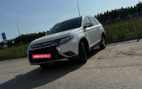 Mitsubishi Outlander III рестайлинг 3, 2015 год, 1 650 000 рублей, 2 фотография