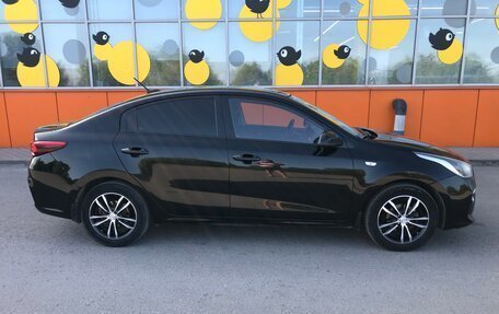 KIA Rio IV, 2018 год, 1 380 000 рублей, 2 фотография