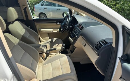 Volkswagen Touran III, 2011 год, 1 200 000 рублей, 10 фотография