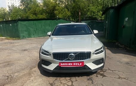 Volvo V60 Cross Country II, 2020 год, 3 990 000 рублей, 4 фотография