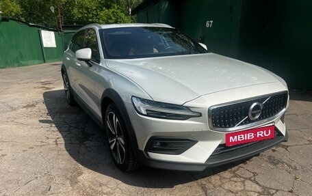 Volvo V60 Cross Country II, 2020 год, 3 990 000 рублей, 3 фотография