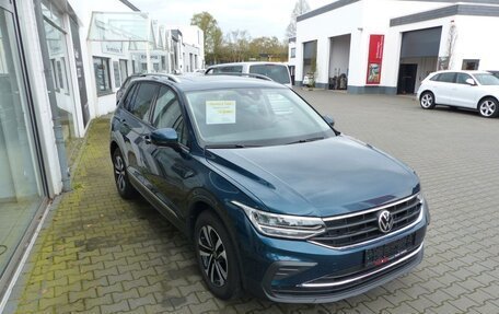 Volkswagen Tiguan II, 2021 год, 2 730 000 рублей, 3 фотография