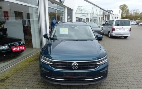 Volkswagen Tiguan II, 2021 год, 2 730 000 рублей, 2 фотография