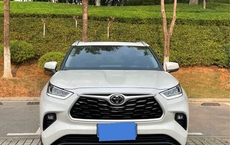 Toyota Highlander, 2022 год, 3 200 000 рублей, 2 фотография