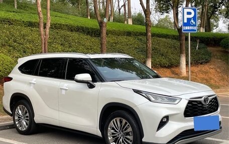 Toyota Highlander, 2022 год, 3 200 000 рублей, 3 фотография