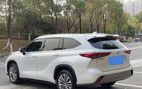 Toyota Highlander, 2022 год, 3 200 000 рублей, 5 фотография