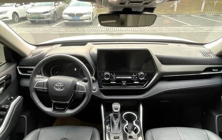 Toyota Highlander, 2022 год, 3 200 000 рублей, 7 фотография
