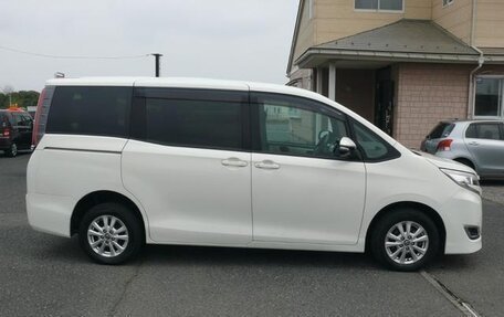Toyota Noah III, 2021 год, 2 230 000 рублей, 5 фотография