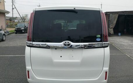Toyota Noah III, 2021 год, 2 230 000 рублей, 7 фотография