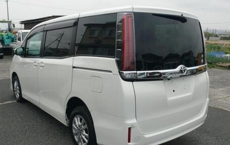 Toyota Noah III, 2021 год, 2 230 000 рублей, 8 фотография