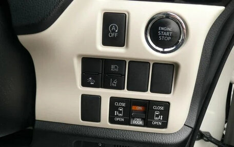 Toyota Noah III, 2021 год, 2 230 000 рублей, 17 фотография