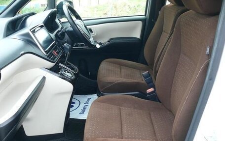 Toyota Noah III, 2021 год, 2 230 000 рублей, 19 фотография