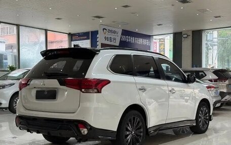 Mitsubishi Outlander III рестайлинг 3, 2022 год, 2 343 810 рублей, 4 фотография