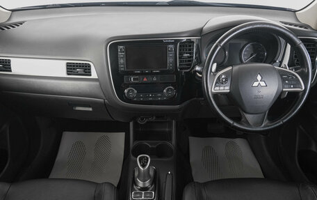 Mitsubishi Outlander III рестайлинг 3, 2014 год, 1 949 000 рублей, 12 фотография