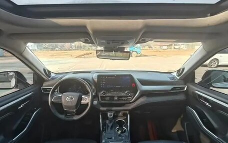 Toyota Highlander, 2022 год, 3 530 000 рублей, 2 фотография