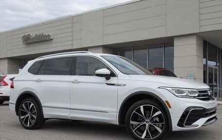 Volkswagen Tiguan II, 2023 год, 3 405 000 рублей, 2 фотография