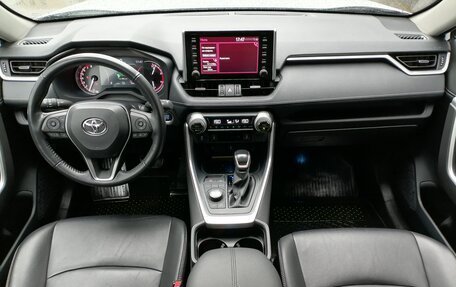 Toyota RAV4, 2021 год, 3 999 000 рублей, 13 фотография