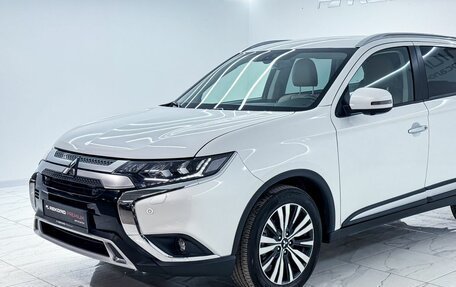 Mitsubishi Outlander III рестайлинг 3, 2019 год, 2 499 000 рублей, 2 фотография