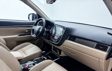 Mitsubishi Outlander III рестайлинг 3, 2019 год, 2 499 000 рублей, 8 фотография