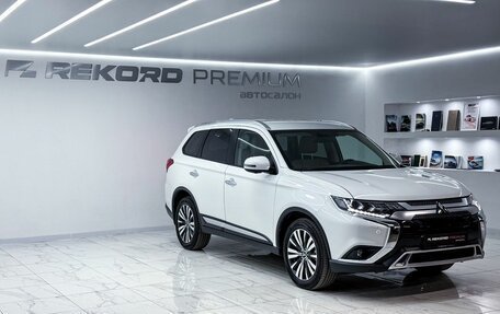 Mitsubishi Outlander III рестайлинг 3, 2019 год, 2 499 000 рублей, 4 фотография