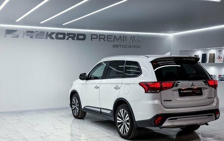 Mitsubishi Outlander III рестайлинг 3, 2019 год, 2 499 000 рублей, 26 фотография