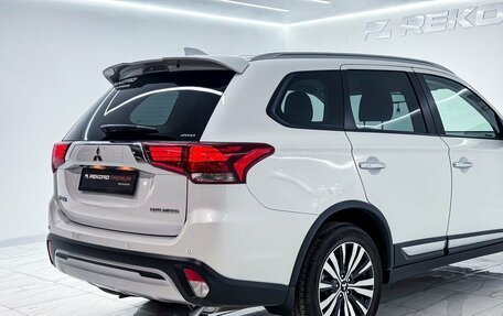 Mitsubishi Outlander III рестайлинг 3, 2019 год, 2 499 000 рублей, 29 фотография