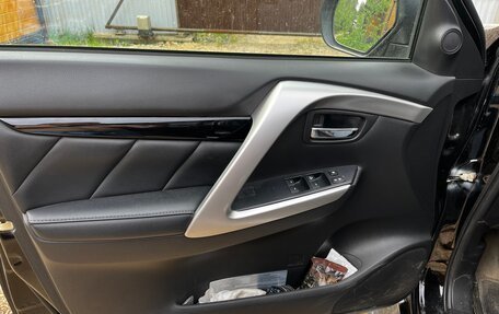 Mitsubishi Pajero Sport III рестайлинг, 2019 год, 3 300 000 рублей, 7 фотография