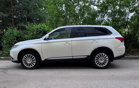 Mitsubishi Outlander III рестайлинг 3, 2017 год, 1 895 000 рублей, 4 фотография