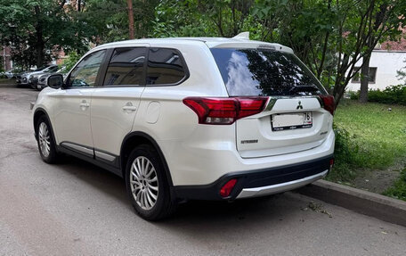 Mitsubishi Outlander III рестайлинг 3, 2017 год, 1 895 000 рублей, 5 фотография