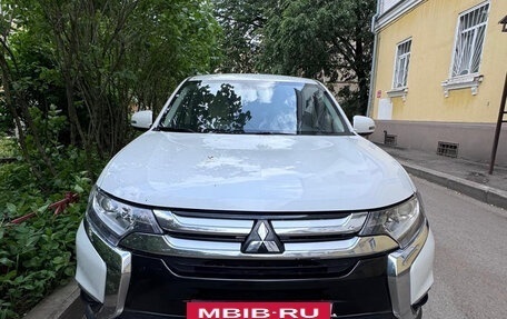 Mitsubishi Outlander III рестайлинг 3, 2017 год, 1 895 000 рублей, 2 фотография