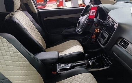 Mitsubishi Outlander III рестайлинг 3, 2017 год, 1 895 000 рублей, 10 фотография