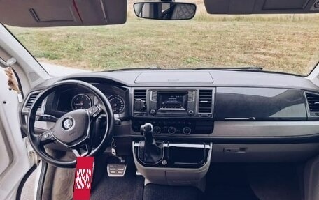 Volkswagen Multivan T6 рестайлинг, 2015 год, 3 000 000 рублей, 12 фотография