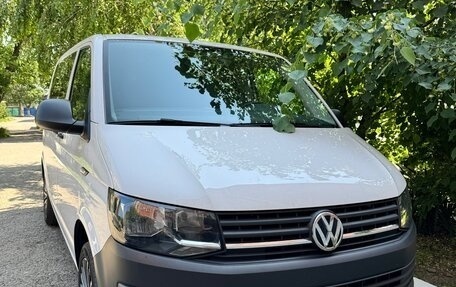 Volkswagen Caravelle T6 рестайлинг, 2018 год, 3 150 000 рублей, 1 фотография