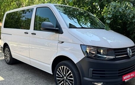 Volkswagen Caravelle T6 рестайлинг, 2018 год, 3 150 000 рублей, 2 фотография