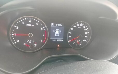 KIA Rio IV, 2018 год, 1 370 000 рублей, 7 фотография