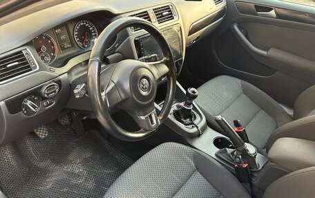 Volkswagen Jetta VI, 2011 год, 1 150 000 рублей, 2 фотография