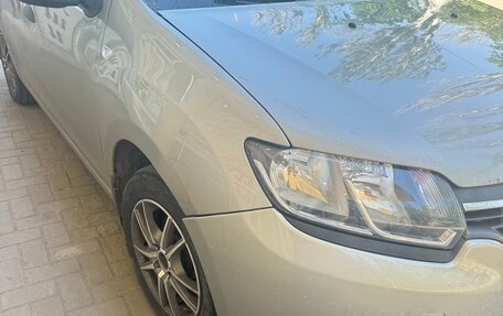 Renault Logan II, 2015 год, 677 000 рублей, 3 фотография