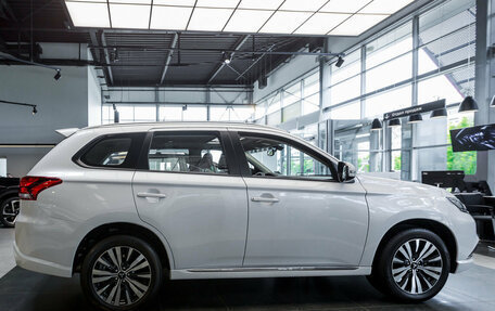 Mitsubishi Outlander III рестайлинг 3, 2022 год, 3 590 000 рублей, 4 фотография