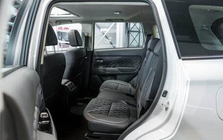 Mitsubishi Outlander III рестайлинг 3, 2022 год, 3 590 000 рублей, 12 фотография