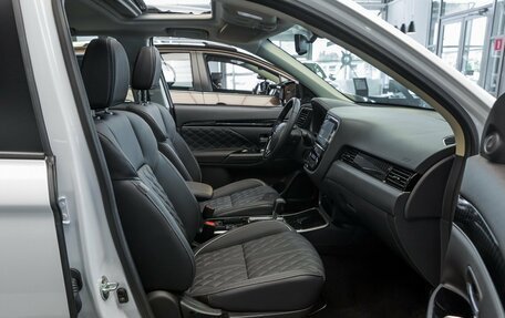 Mitsubishi Outlander III рестайлинг 3, 2022 год, 3 590 000 рублей, 14 фотография