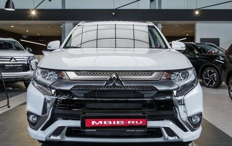 Mitsubishi Outlander III рестайлинг 3, 2022 год, 3 590 000 рублей, 2 фотография
