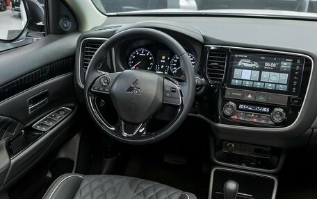 Mitsubishi Outlander III рестайлинг 3, 2022 год, 3 590 000 рублей, 19 фотография