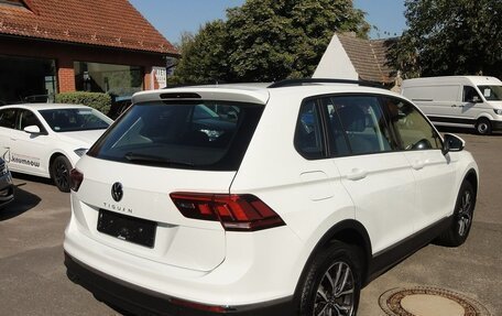 Volkswagen Tiguan II, 2023 год, 2 830 000 рублей, 3 фотография