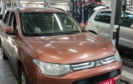 Mitsubishi Outlander III рестайлинг 3, 2012 год, 924 000 рублей, 2 фотография