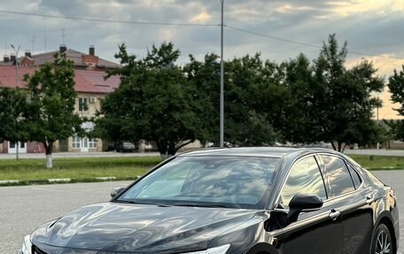 Toyota Camry, 2022 год, 3 850 000 рублей, 2 фотография