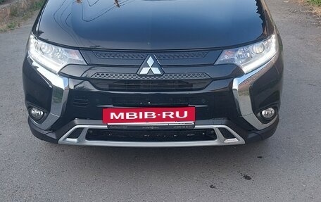 Mitsubishi Outlander III рестайлинг 3, 2021 год, 2 580 000 рублей, 4 фотография